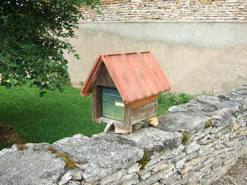 2010-05- (22).JPG - Selten zu sehen: Briefkasten mit origineller Verpackung